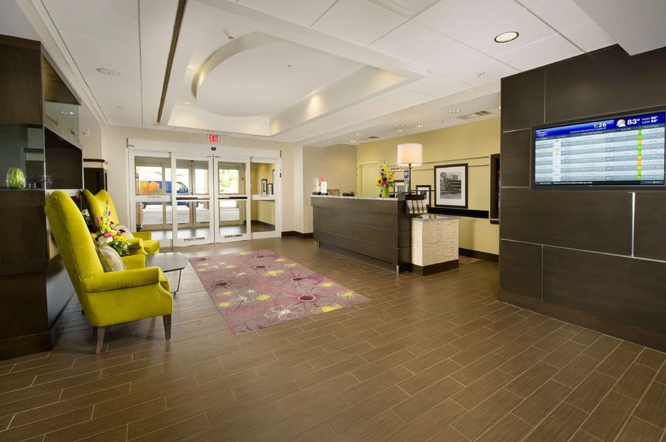 Hampton Inn & Suites Buffalo/Airport Hotel in Cheektowaga