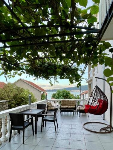 Family House with pool & sea view Hotel in Kotor Municipality