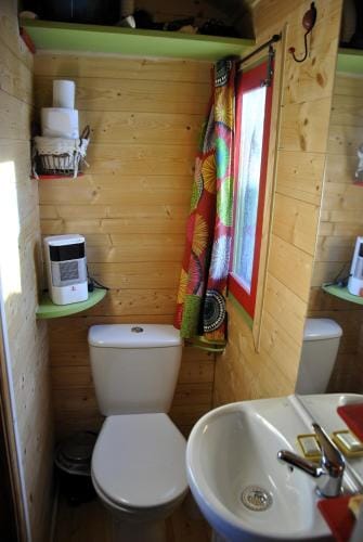Chambre d'hote dans Roulotte amenagee tout confort Kitchenette SDB La Fee Favie Hotel in Haute-Savoie