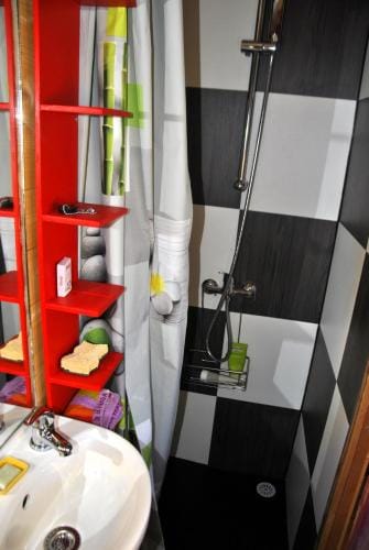 Chambre d'hote dans Roulotte amenagee tout confort Kitchenette SDB La Fee Favie Hotel in Haute-Savoie
