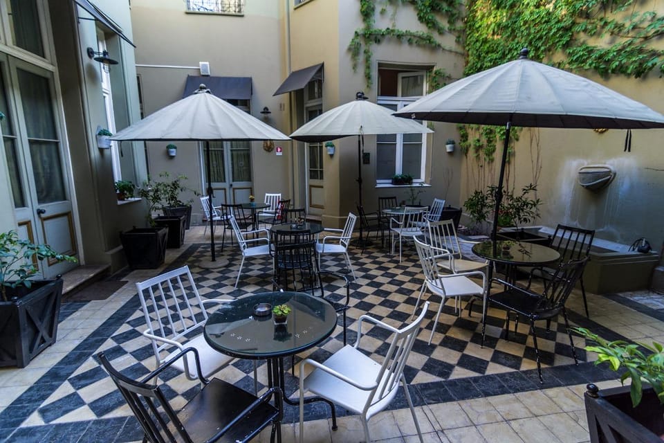HOTEL CASA ZAÑARTU Hotel in Santiago