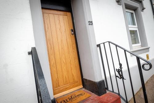 Kings Arms Suites - Luxury Double - Waterfall Shower - Self Check In Hotel in Copeland District