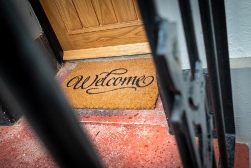 Kings Arms Suites - Luxury Double - Waterfall Shower - Self Check In Hotel in Copeland District