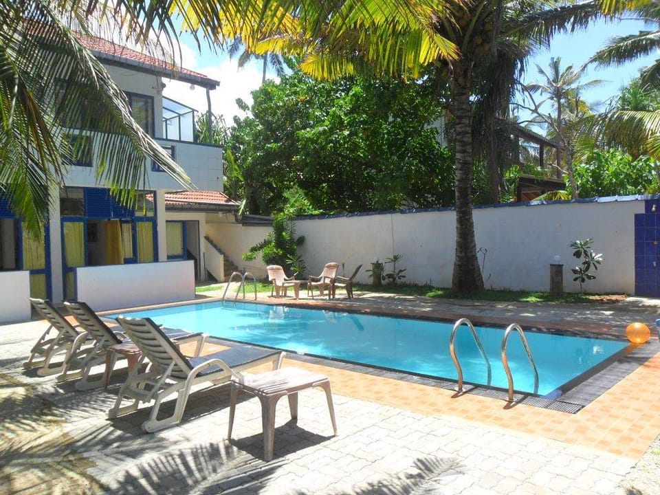 Swimming pool [outdoor]
