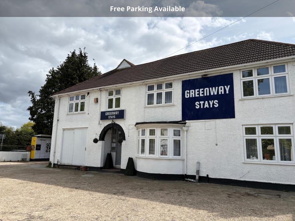 OYO Greenway Stays Hotel in Uxbridge
