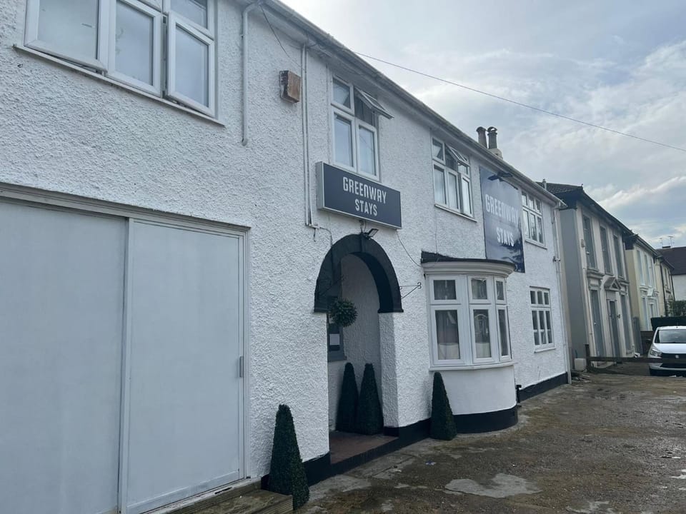 OYO Greenway Stays Hotel in Uxbridge