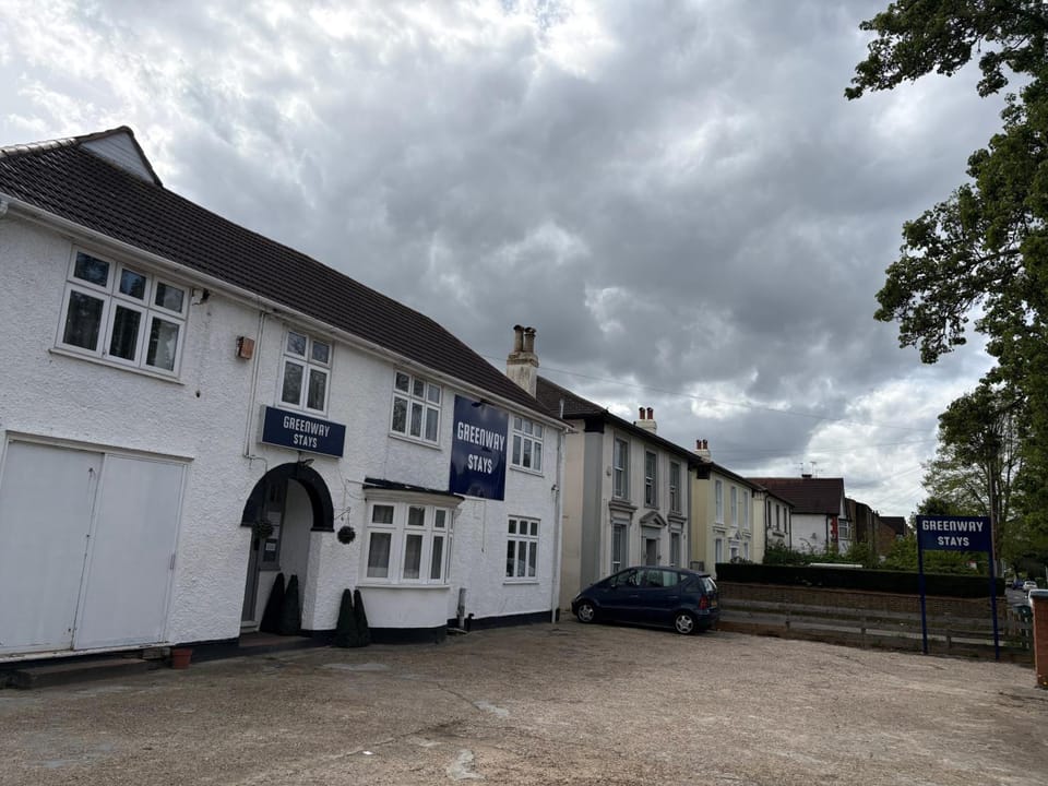 OYO Greenway Stays Hotel in Uxbridge