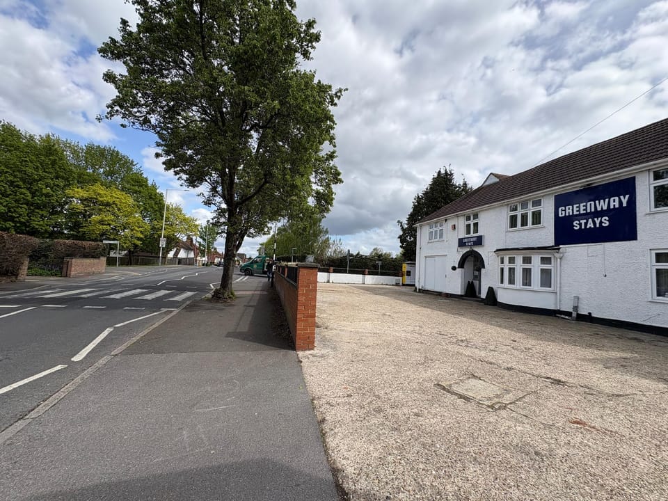 OYO Greenway Stays Hotel in Uxbridge