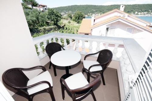 Apartments and rooms by the sea Supetarska Draga - Donja, Rab - 5033 Hotel in Supetarska Draga