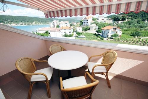 Apartments and rooms by the sea Supetarska Draga - Donja, Rab - 5033 Hotel in Supetarska Draga