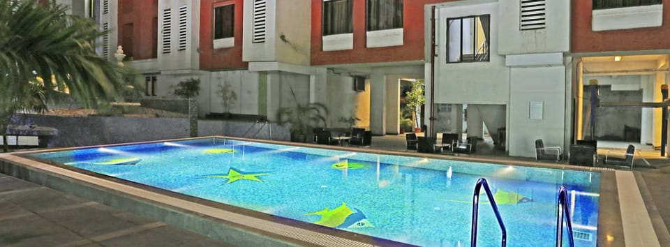 Swimming pool [outdoor]
