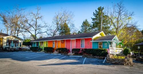 Sherwood Court Cottages & Guest Rooms Inn in Eureka Springs