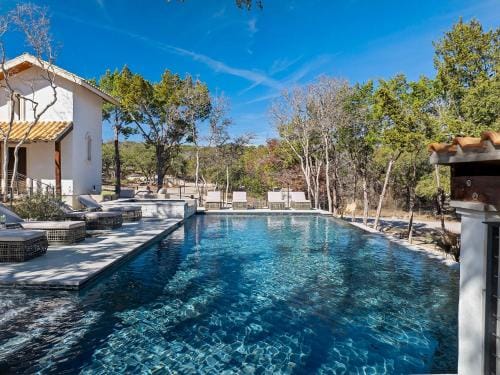 Las Luces Hotel in Lake Travis