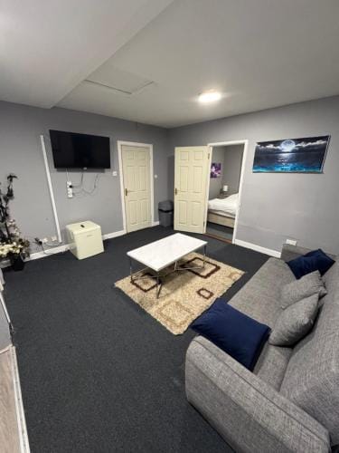 Habibi House Hotel in Longford