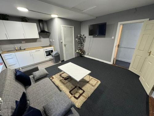 Habibi House Hotel in Longford