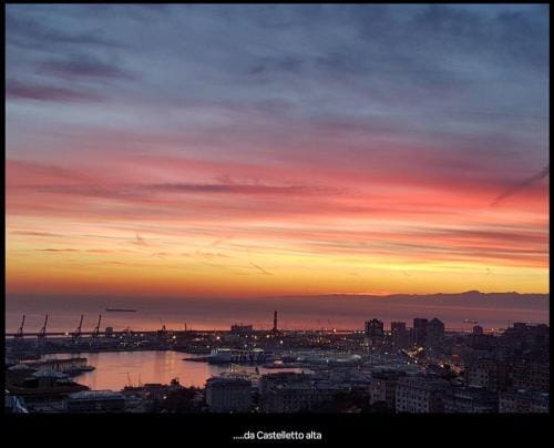 Acquamarina A Due Passi dai Traghetti Hotel in Genoa