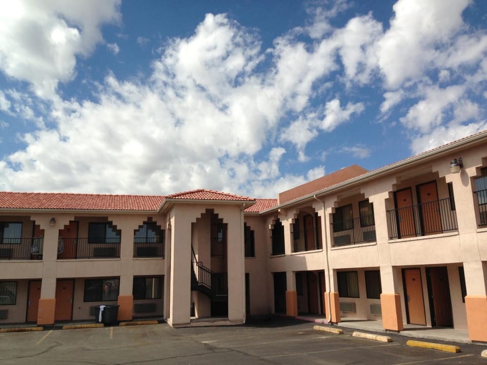 Luxury Inn Motel in Albuquerque