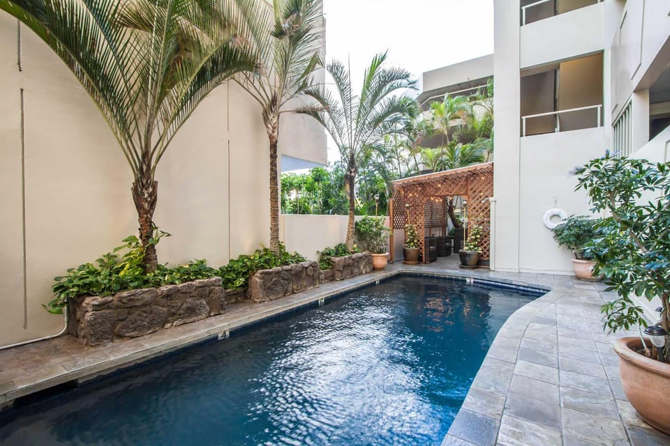 Swimming pool [outdoor]