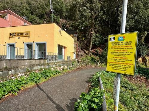 Cinque Terre Room Rental SULLA VIA Hotel in Province of Massa and Carrara