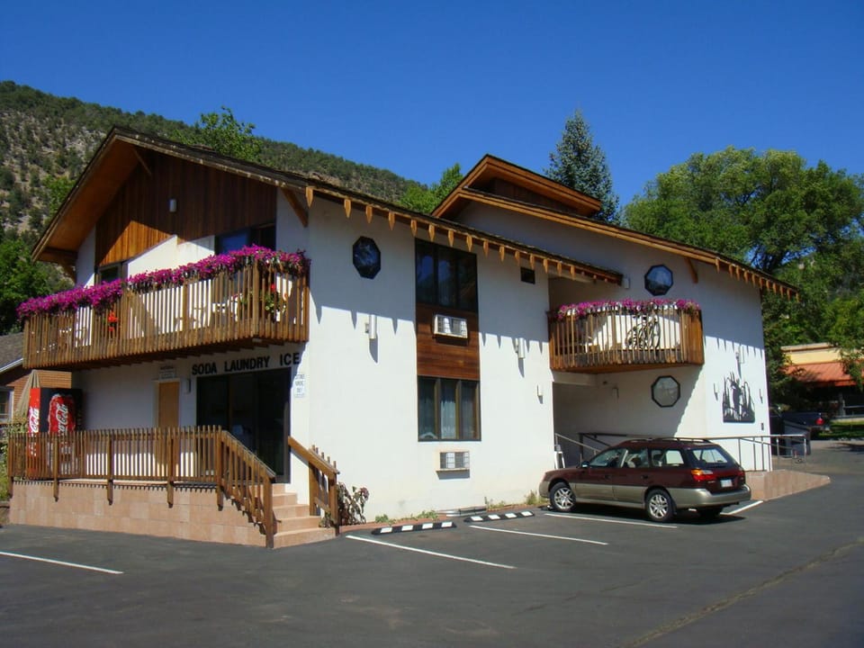 Starlight Lodge Motel in Glenwood Springs