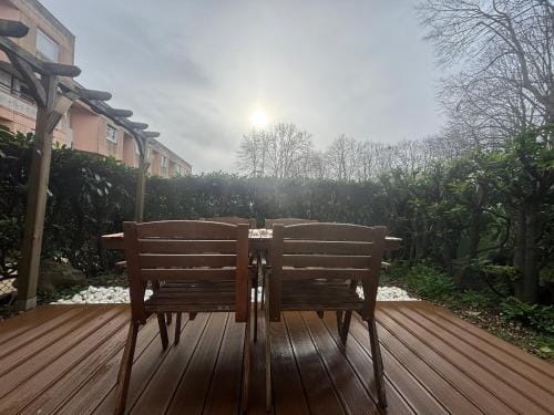 F2 avec Terasse, Parking gratuit Hotel in Montigny-le-Bretonneux