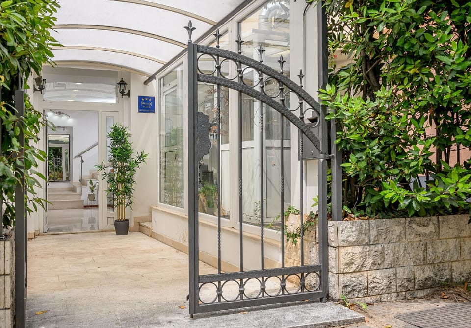 Yellow house with private parking Hotel in Split