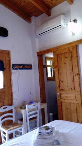 zacharoularooms3 Hotel in Icaria