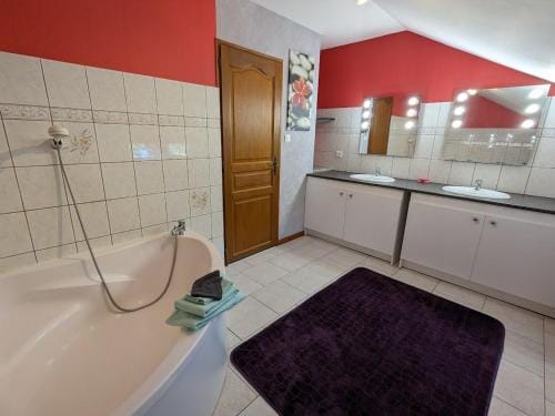 Sejour paisible a la campagne pres d'Epinal - Chambre familiale ideale pour amoureux de la nature -  Hotel in Vosges