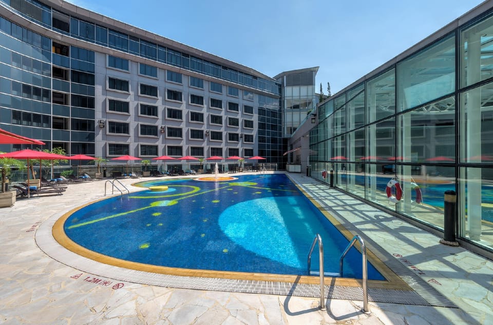 Swimming pool [outdoor]