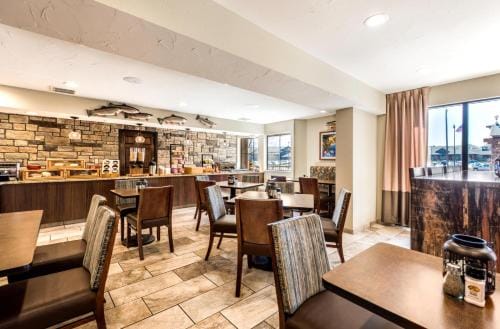 Bass Pro Shops Angler's Lodge Hotel in Springfield