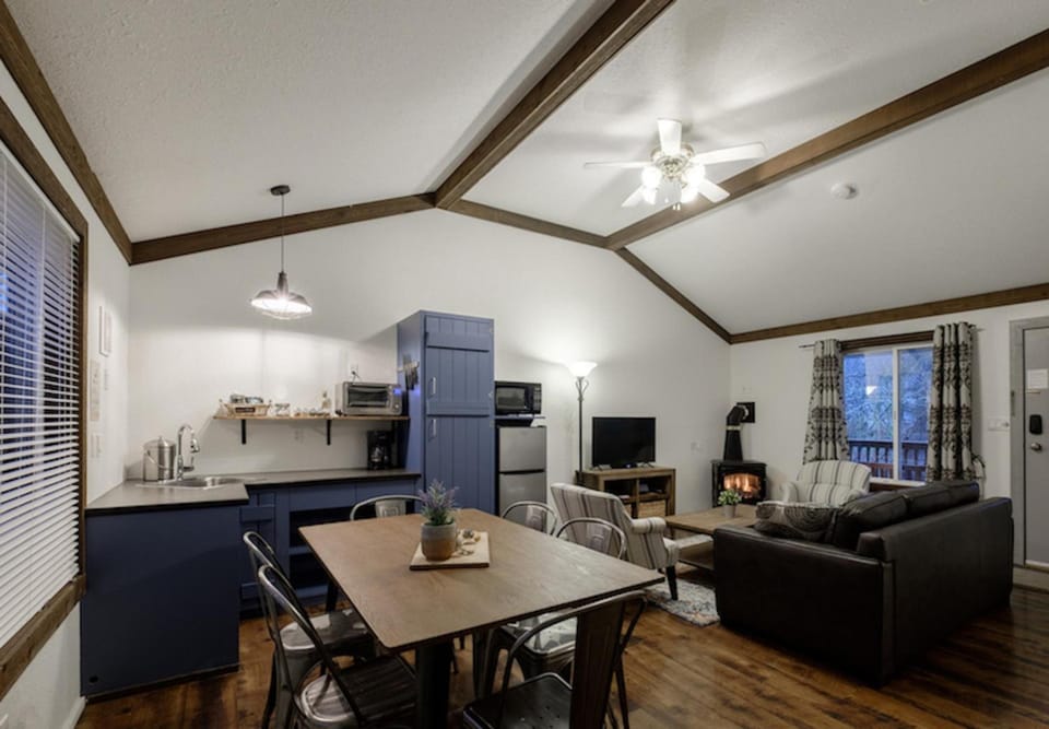 Bramblebank Cottages Hotel in Harrison Hot Springs