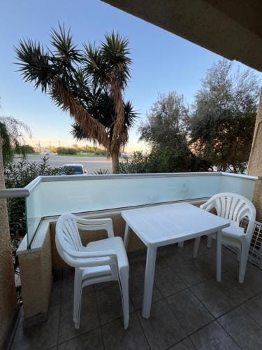 Makenzie 2 rooms first line beach Hostel in Larnaca
