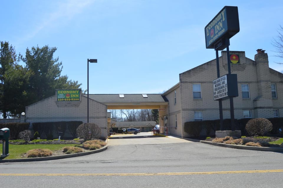 Economy Inn Cuyahoga Falls Motel in Cuyahoga Falls