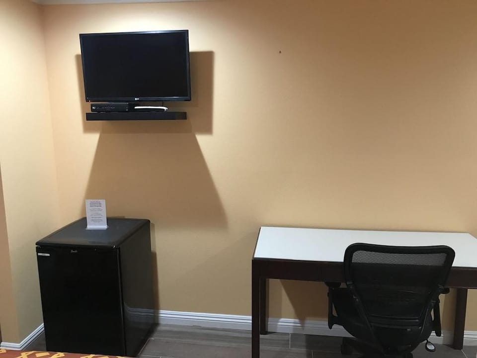 Executive Suites Inn Motel in Westminster