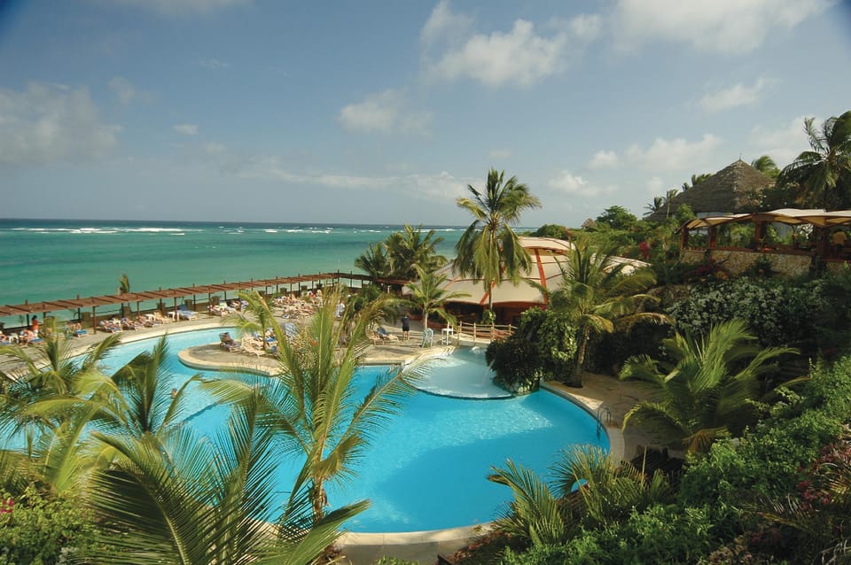 Swimming pool [outdoor]