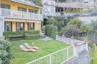 On the Lake - Private garden & parking Hotel in Moltrasio