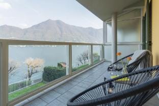On the Lake - Private garden & parking Hotel in Moltrasio