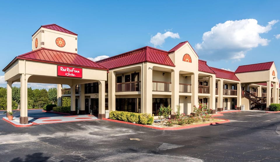 Red Roof Inn & Suite Clinton, TN Hotel in Tennessee