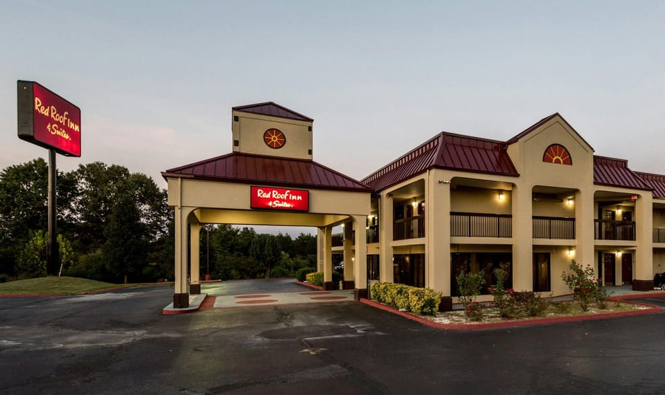 Red Roof Inn & Suite Clinton, TN Hotel in Tennessee