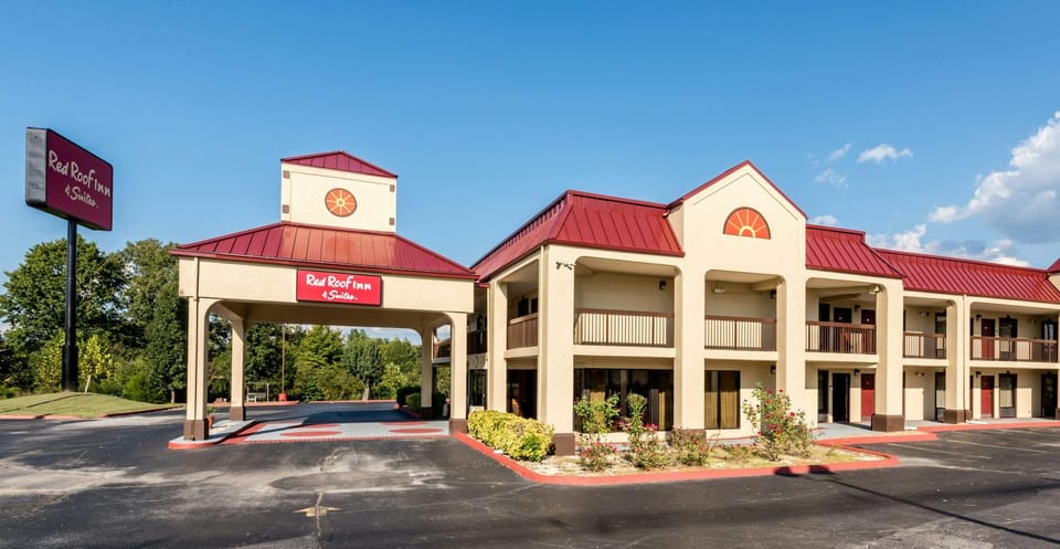 Red Roof Inn & Suite Clinton, TN Hotel in Tennessee