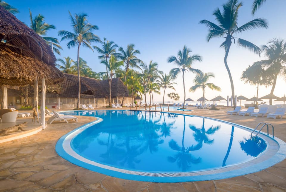 Swimming pool [outdoor]
