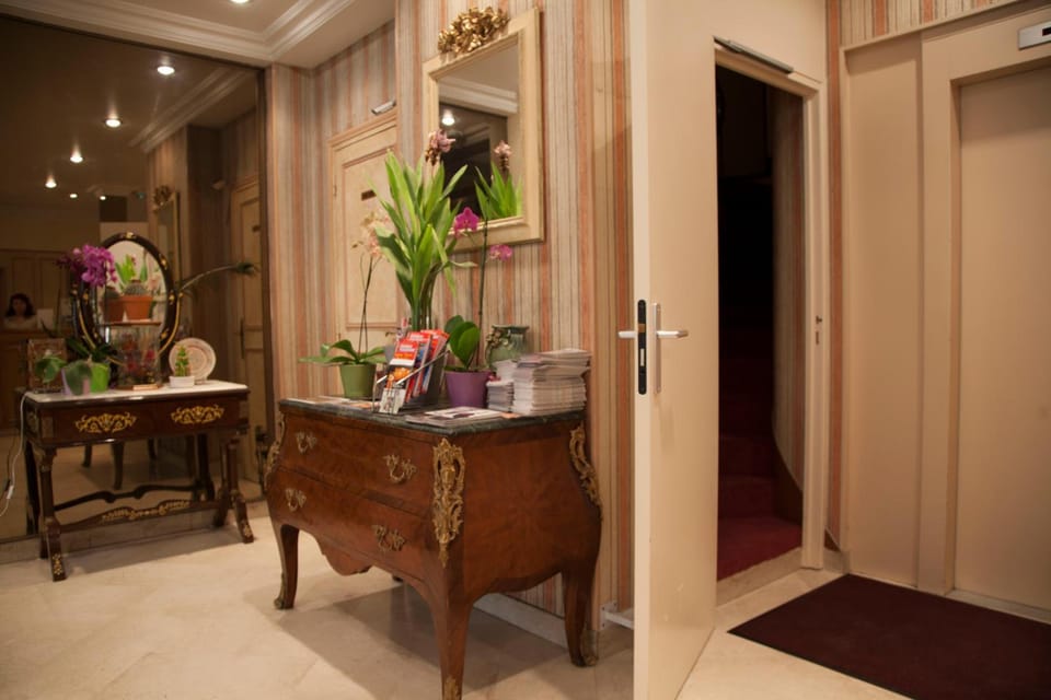 Hotel Des Pyrenees Hotel in Paris