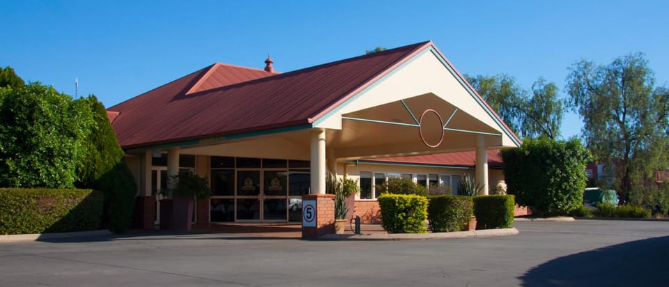 Country Emerald Explorers Inn Motel in Emerald