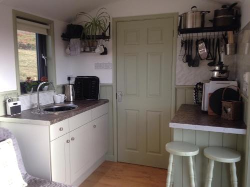 Upper Gilwern Quarry Hut Lodge in Wales