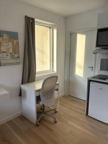 Studio suite climatise avec balcon, kitchenette equipee, douche, baignoire, wc et bureau Hotel in Auvergne-Rhône-Alpes
