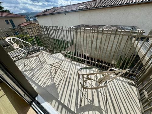 Studio suite climatise avec balcon, kitchenette equipee, douche, baignoire, wc et bureau Hotel in Auvergne-Rhône-Alpes