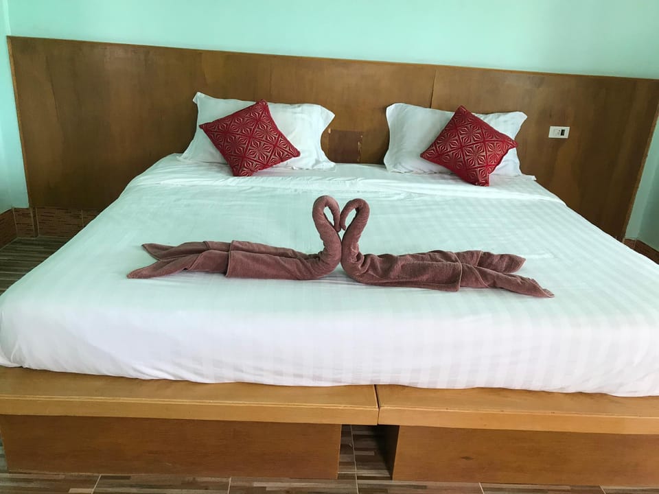 Lanta School Beach Resort Resort in Sala Dan