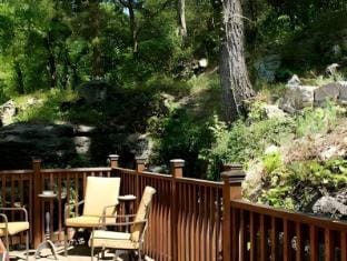All Seasons Treehouse Village Hotel in Eureka Springs