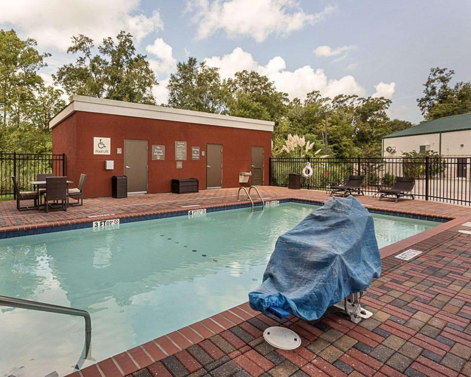 Comfort Suites near Tanger Outlet Mall Hotel in Gonzales