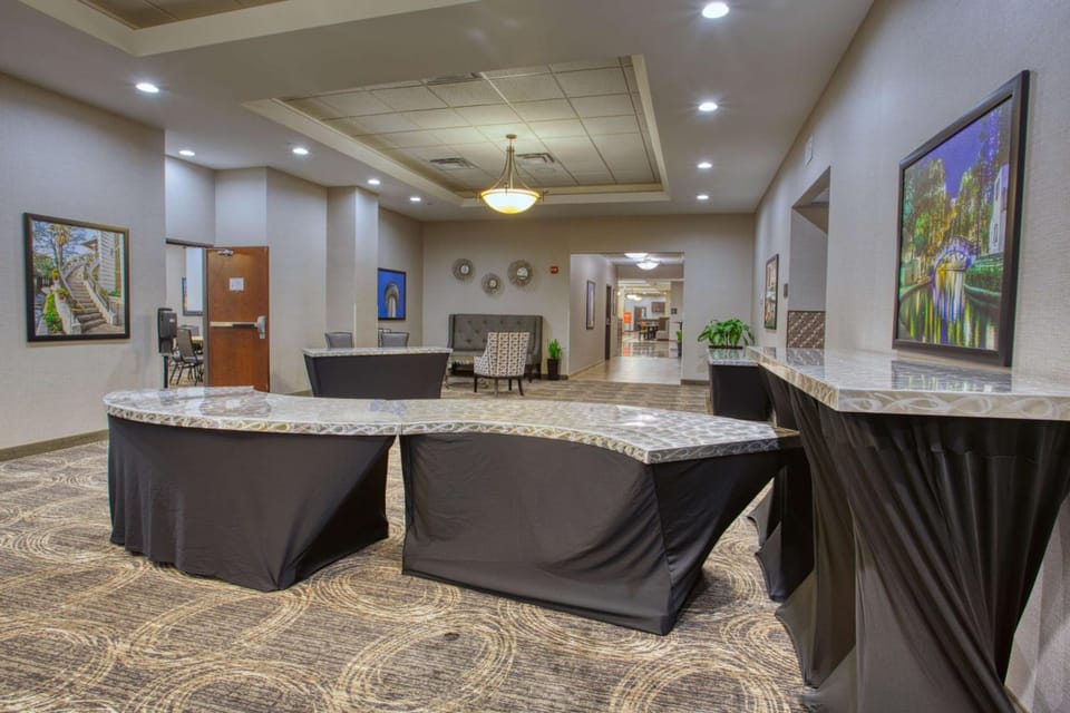 Drury Inn & Suites San Antonio Near La Cantera Hotel in San Antonio
